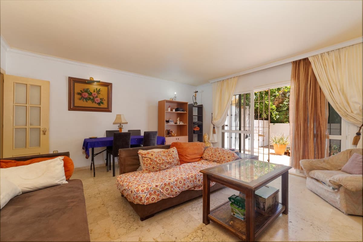 Townhouse in Las Lagunas — photo 1 of 10