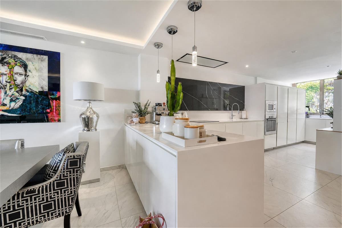 Ground Floor Apartment in Benahavís — photo 4 of 10