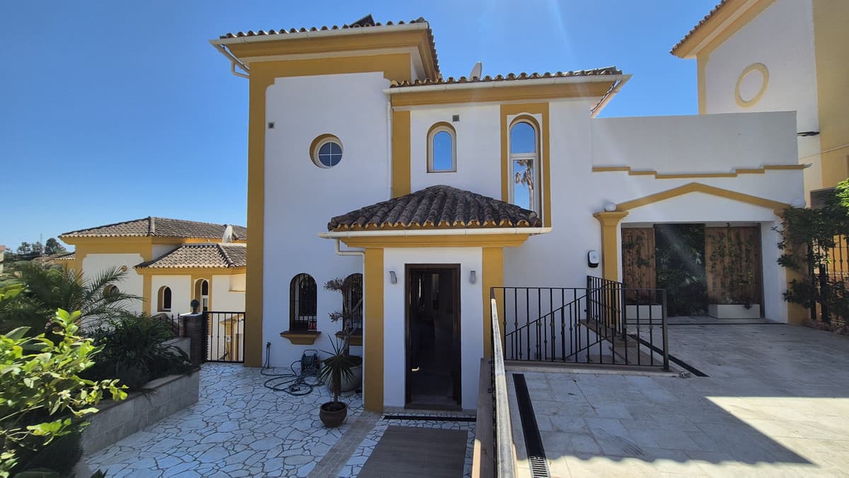 Detached Villa in Riviera del Sol — photo 4 of 10