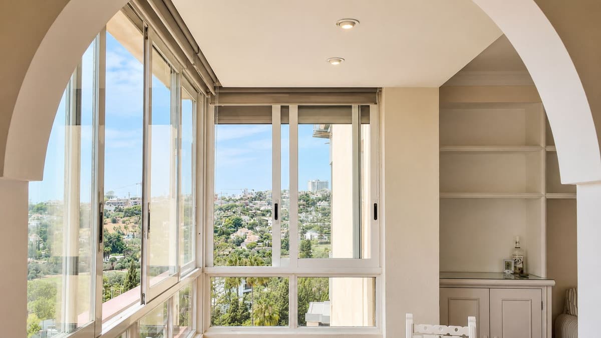 Middle Floor Apartment in Nueva Andalucía — photo 4 of 10