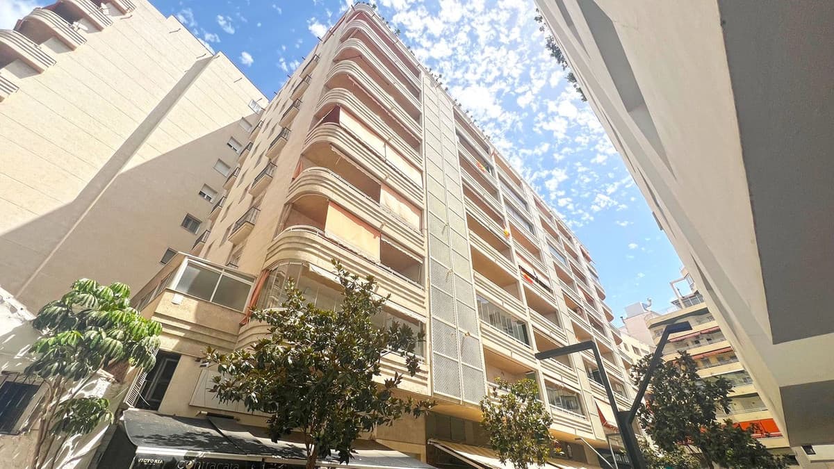 Middle Floor Apartment in Marbella — photo 1 of 10