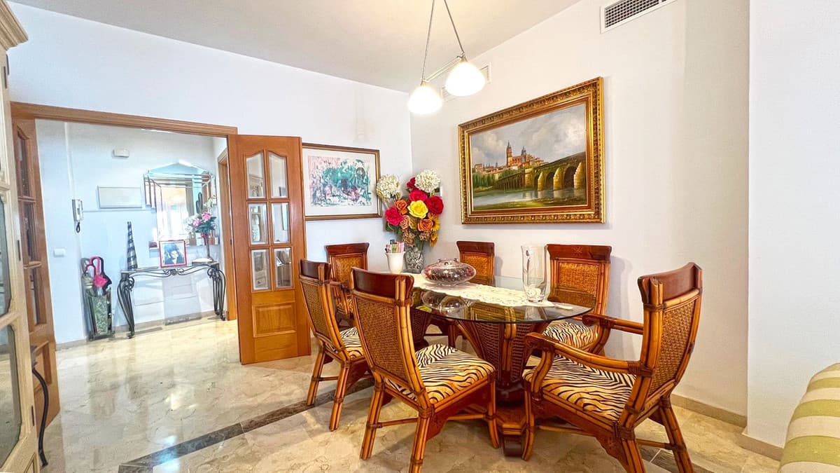 Middle Floor Apartment in Marbella — photo 3 of 10