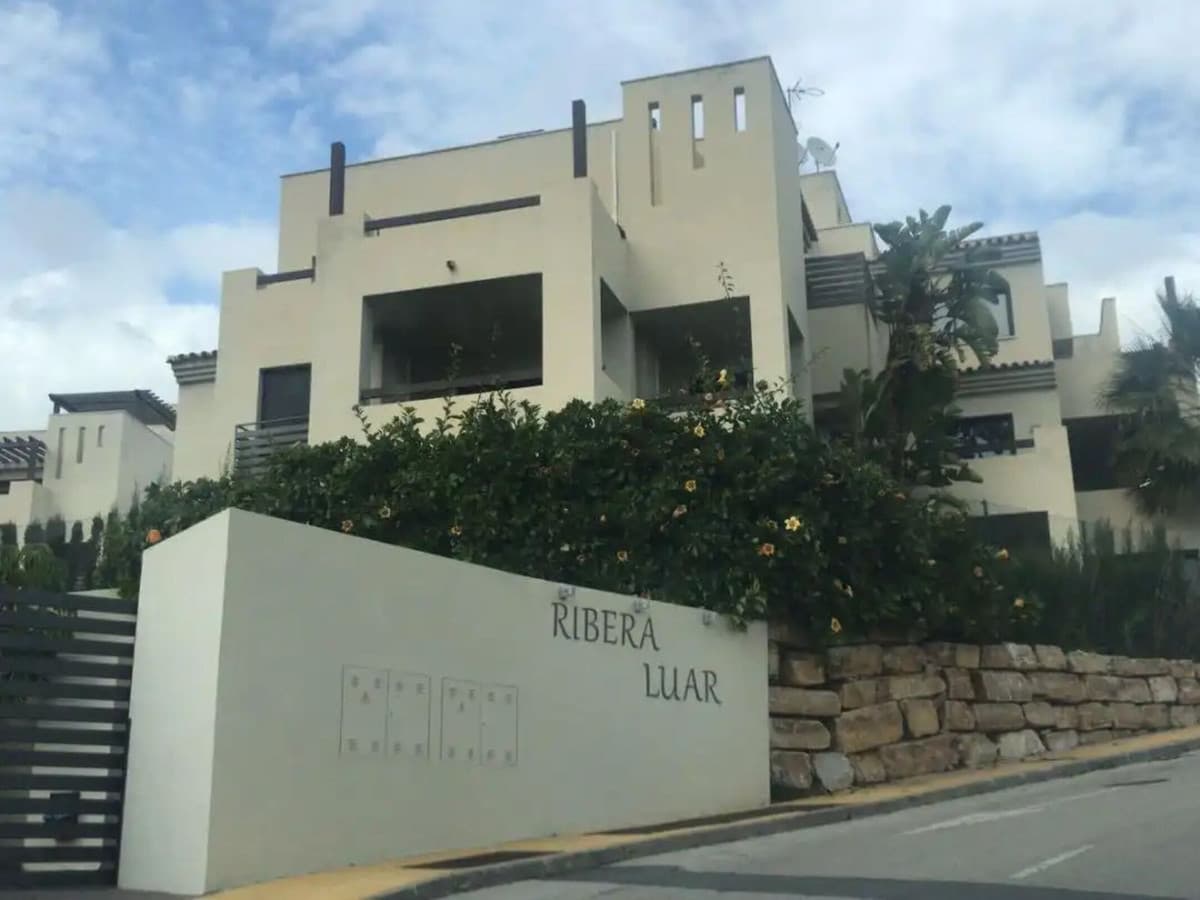 Middle Floor Apartment in Estepona — photo 2 of 10