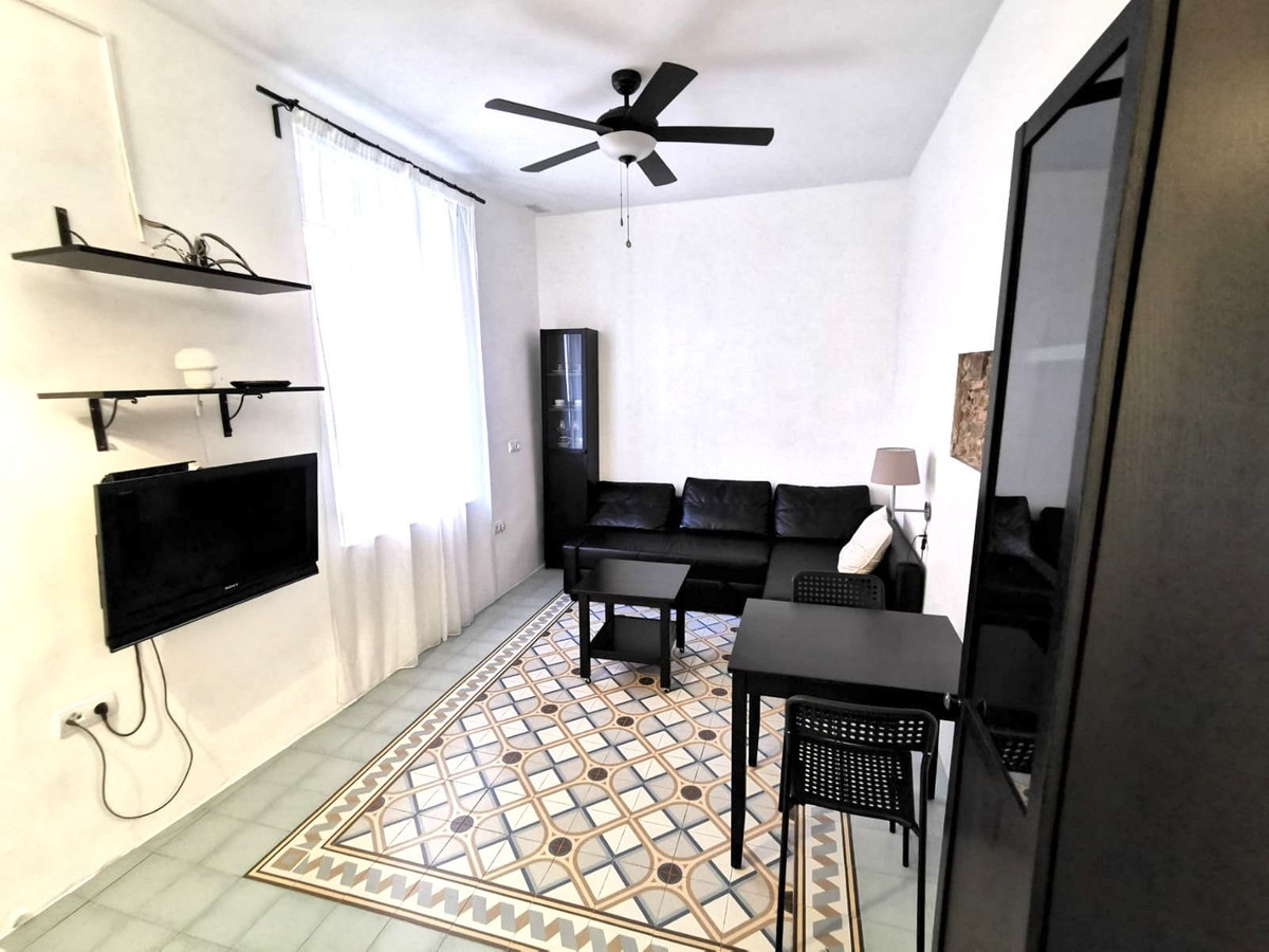 Townhouse in Málaga Centro — photo 1 of 9
