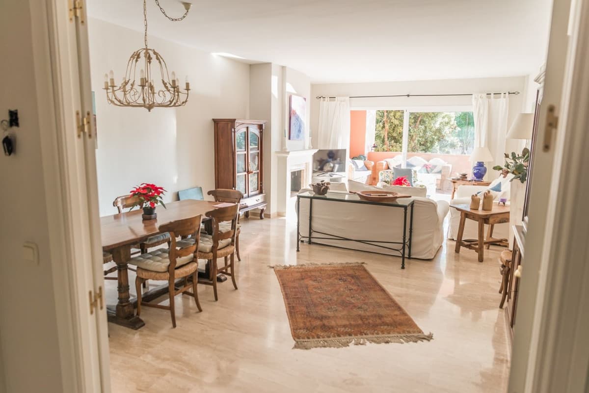 Middle Floor Apartment in Guadalmina Baja — photo 3 of 10