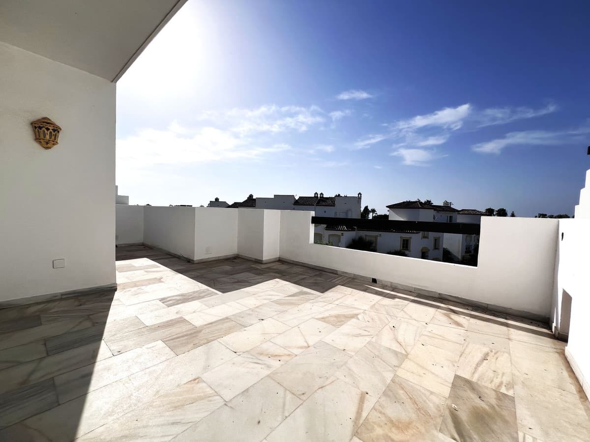 Middle Floor Apartment in Estepona — photo 2 of 10