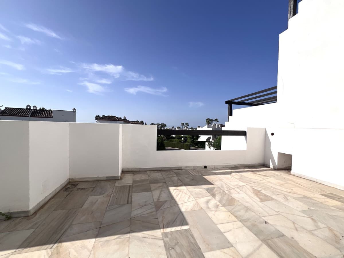 Middle Floor Apartment in Estepona — photo 4 of 10