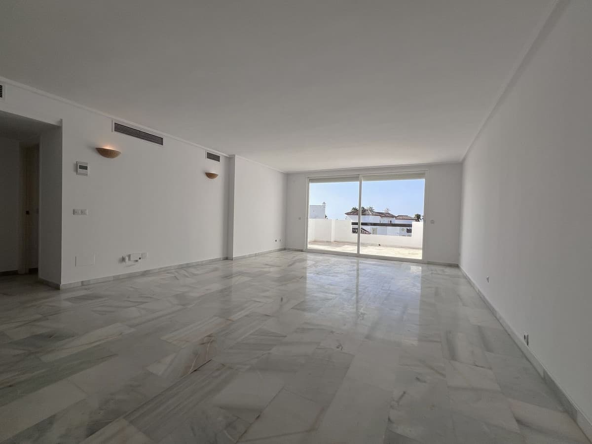 Middle Floor Apartment in Estepona — photo 6 of 10