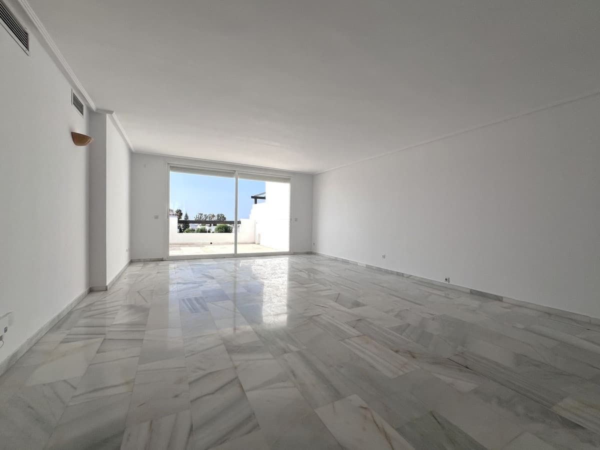 Middle Floor Apartment in Estepona — photo 7 of 10