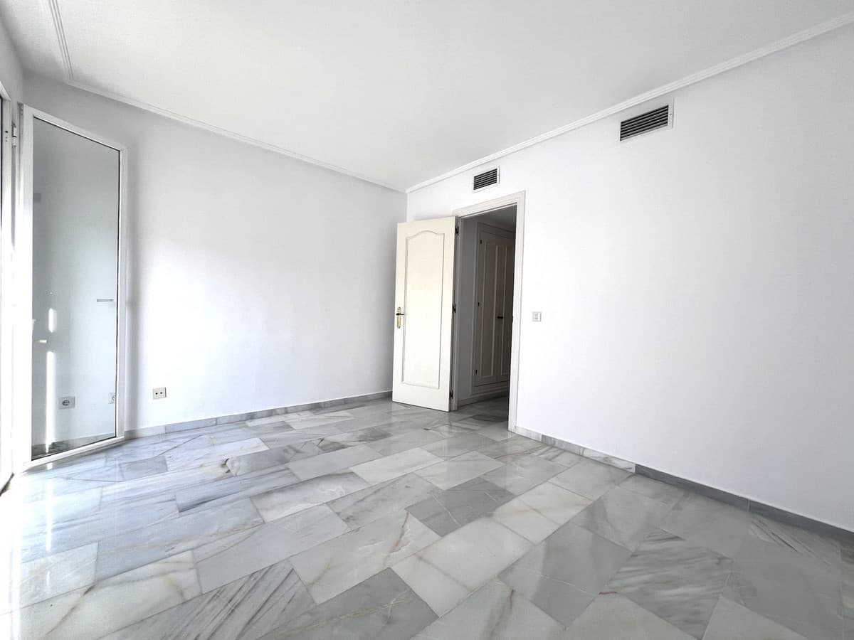 Middle Floor Apartment in Estepona — photo 9 of 10