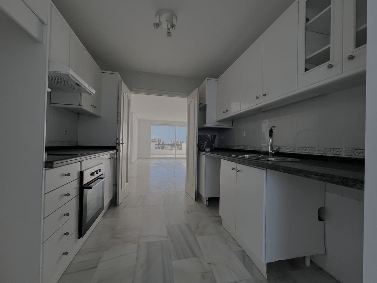 Middle Floor Apartment in Estepona — photo 10 of 10