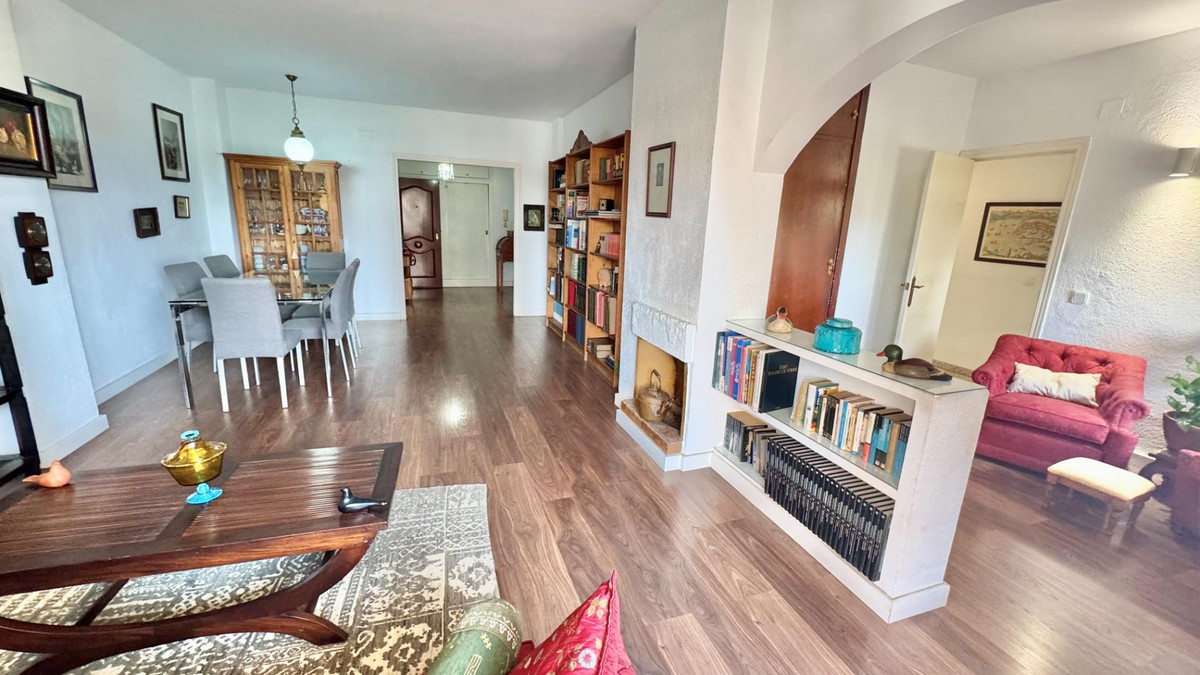 Middle Floor Apartment in Málaga — photo 2 of 10