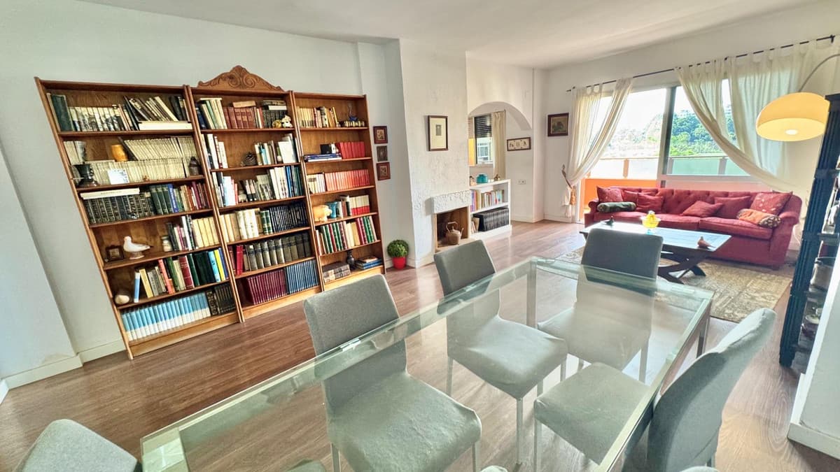 Middle Floor Apartment in Málaga — photo 3 of 10
