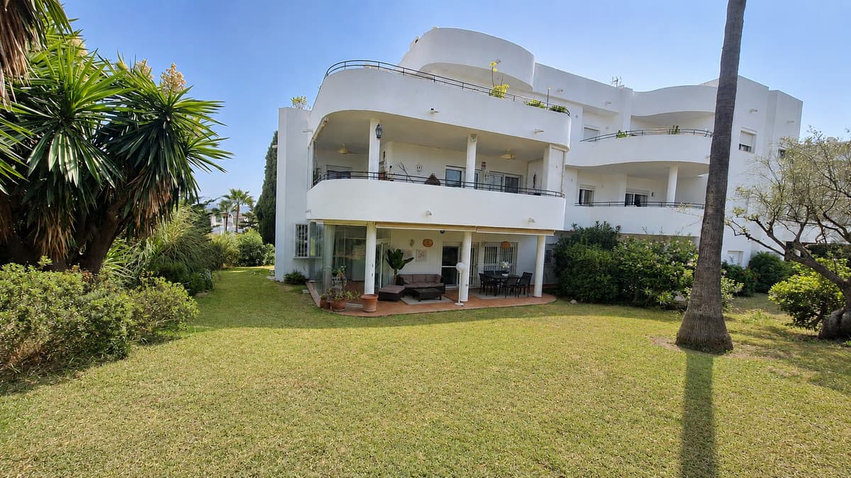 Middle Floor Apartment in Estepona — photo 1 of 10