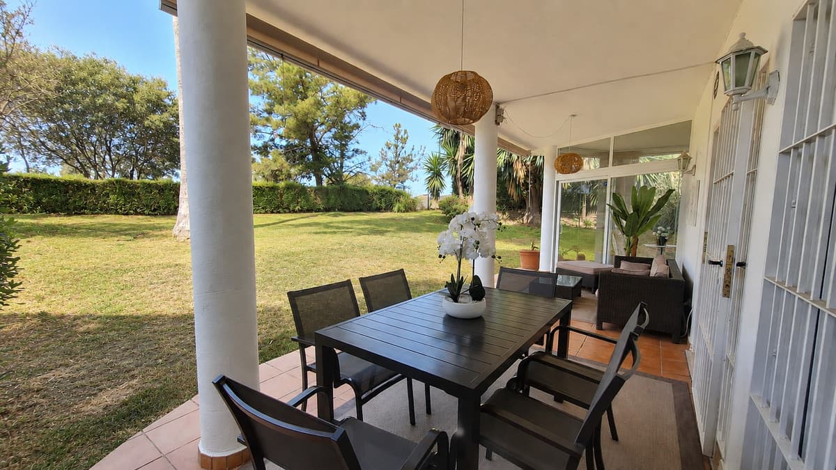 Middle Floor Apartment in Estepona — photo 2 of 10