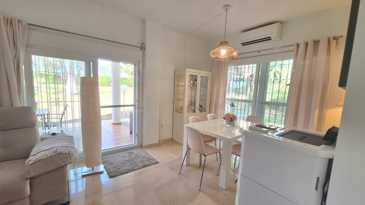 Middle Floor Apartment in Estepona — photo 4 of 10