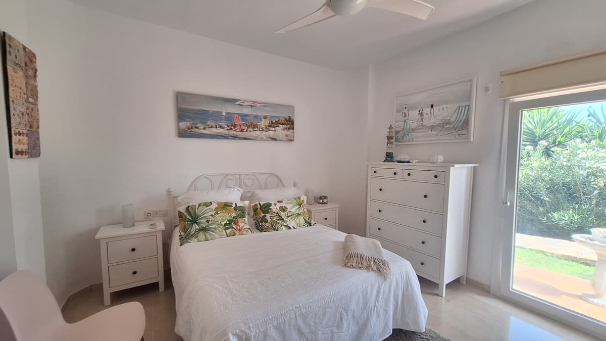 Middle Floor Apartment in Estepona — photo 9 of 10
