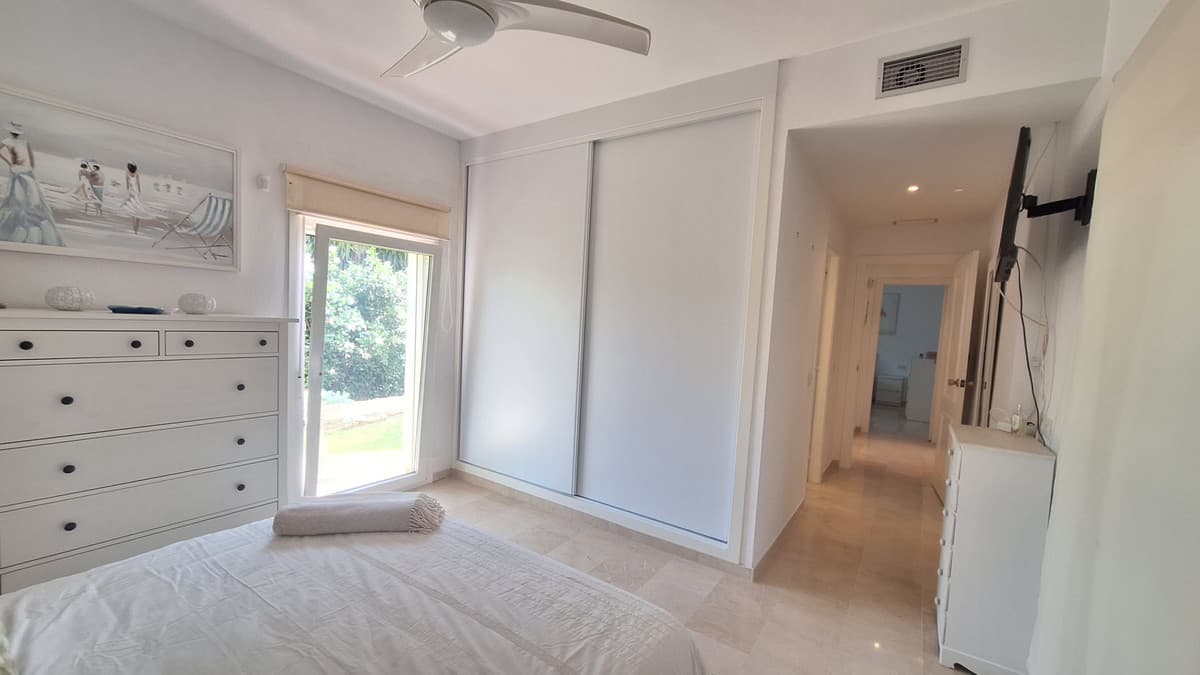 Middle Floor Apartment in Estepona — photo 10 of 10