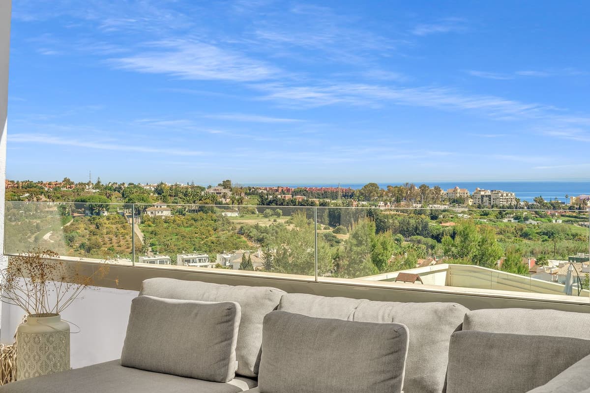 Top Floor Apartment in Estepona — photo 1 of 10