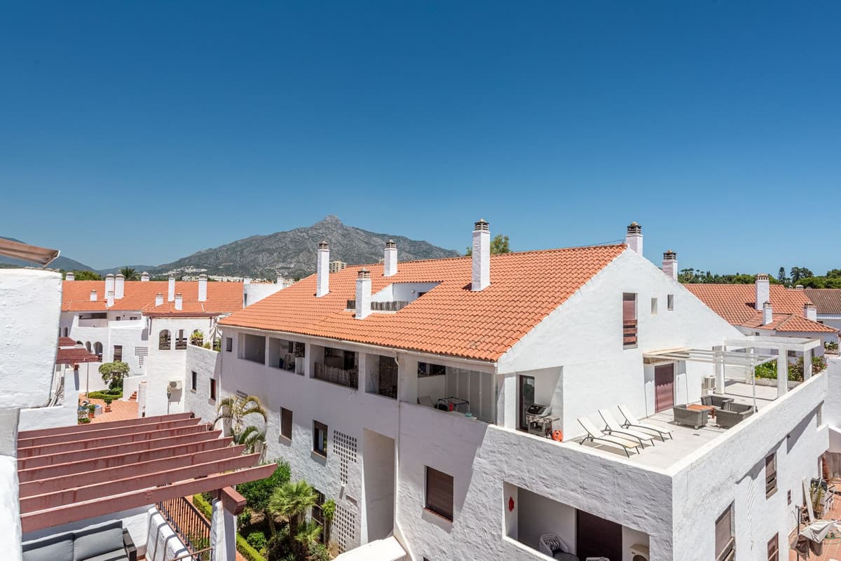 Middle Floor Apartment in Nueva Andalucía — photo 8 of 10