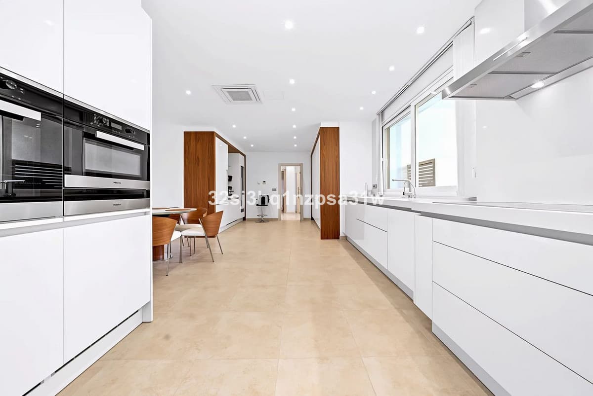 Middle Floor Apartment in Puerto Banús — photo 9 of 10