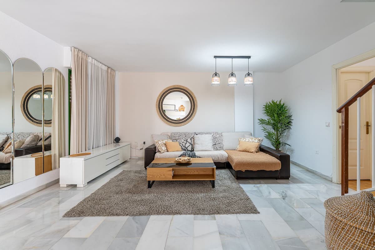 Townhouse in La Colina — photo 1 of 10