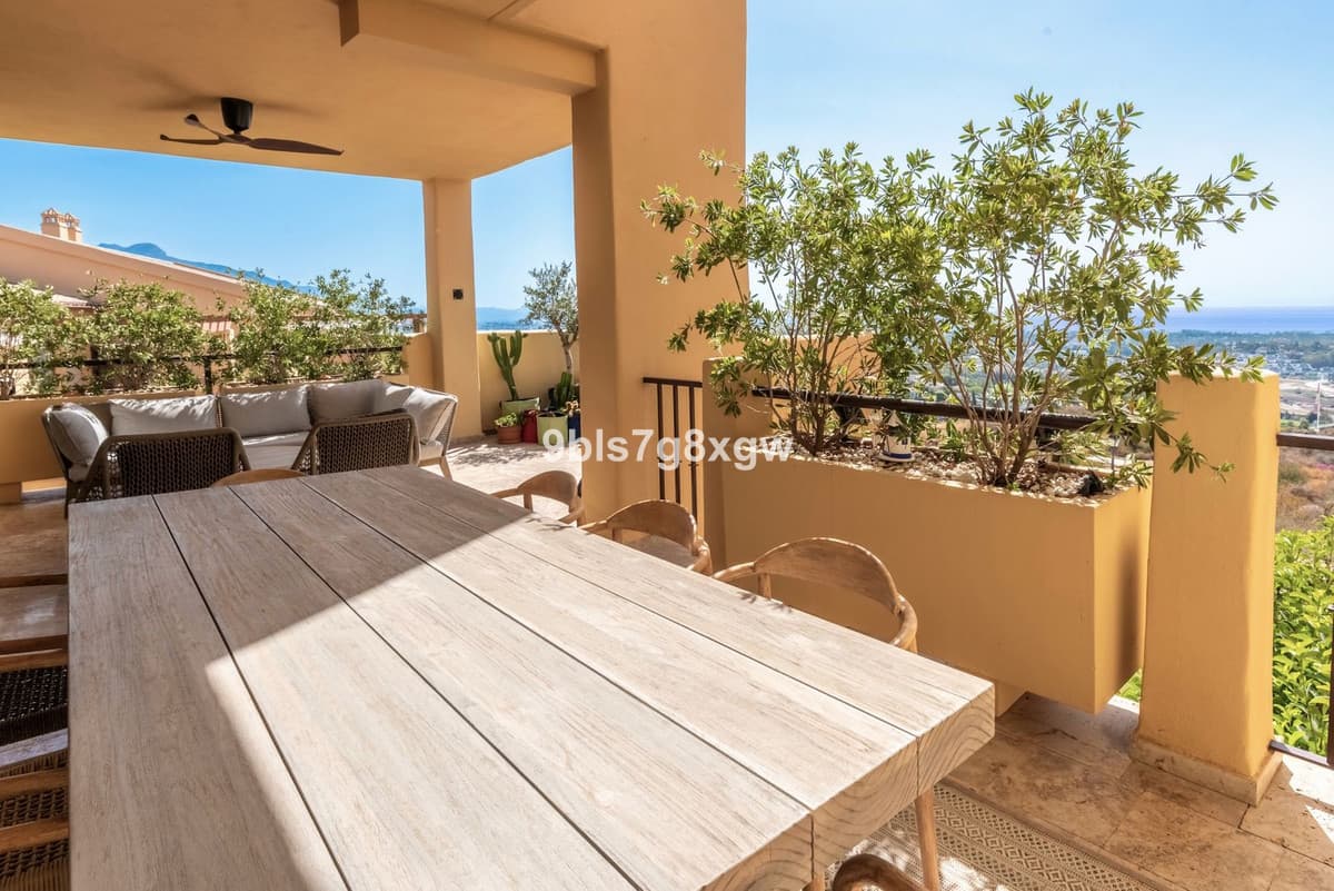 Middle Floor Apartment in Benahavís — photo 3 of 10