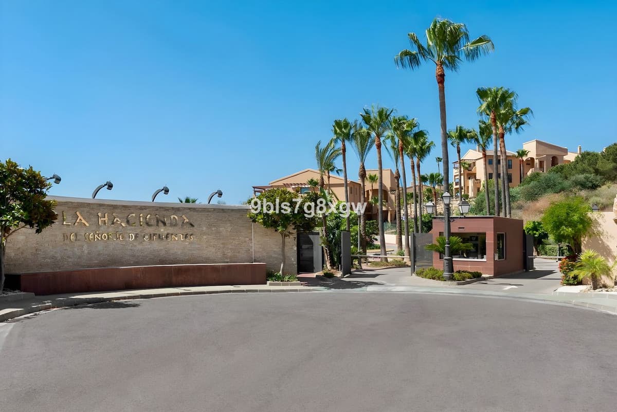 Middle Floor Apartment in Benahavís — photo 4 of 10
