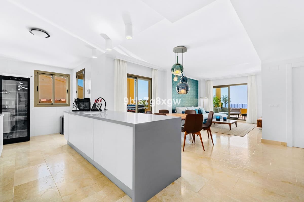 Middle Floor Apartment in Benahavís — photo 5 of 10
