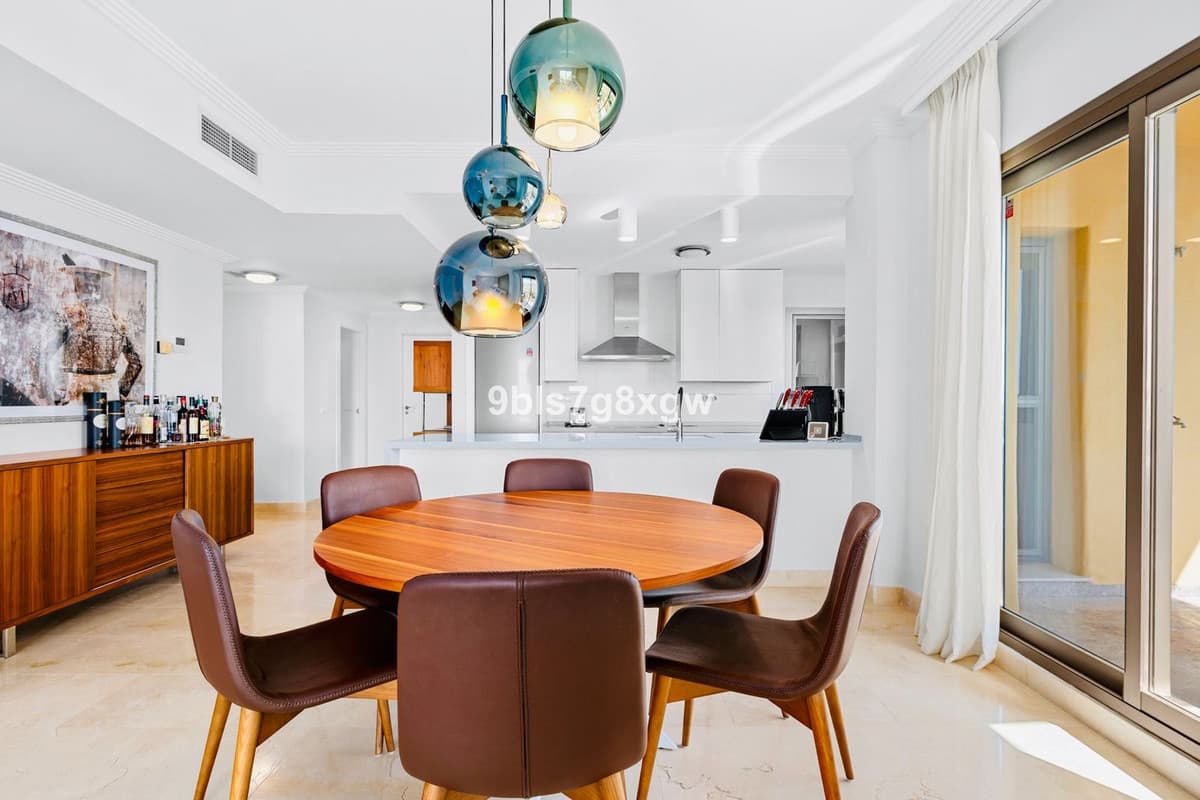 Middle Floor Apartment in Benahavís — photo 8 of 10