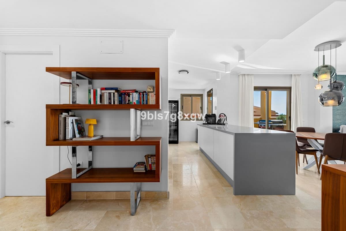 Middle Floor Apartment in Benahavís — photo 9 of 10