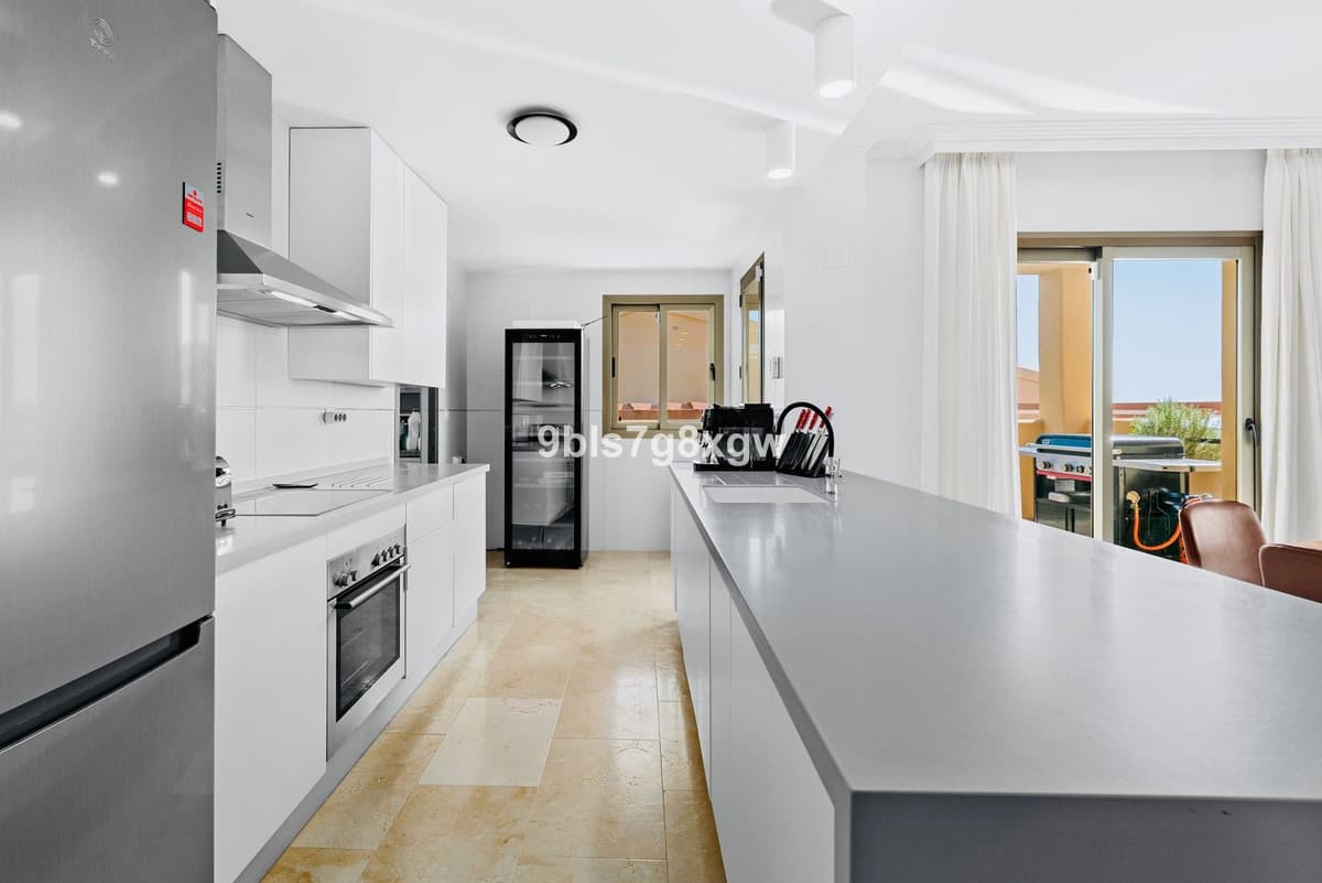 Middle Floor Apartment in Benahavís — photo 10 of 10