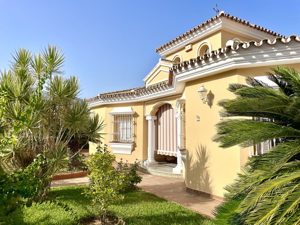 Detached Villa in Las Lagunas — photo 2 of 10