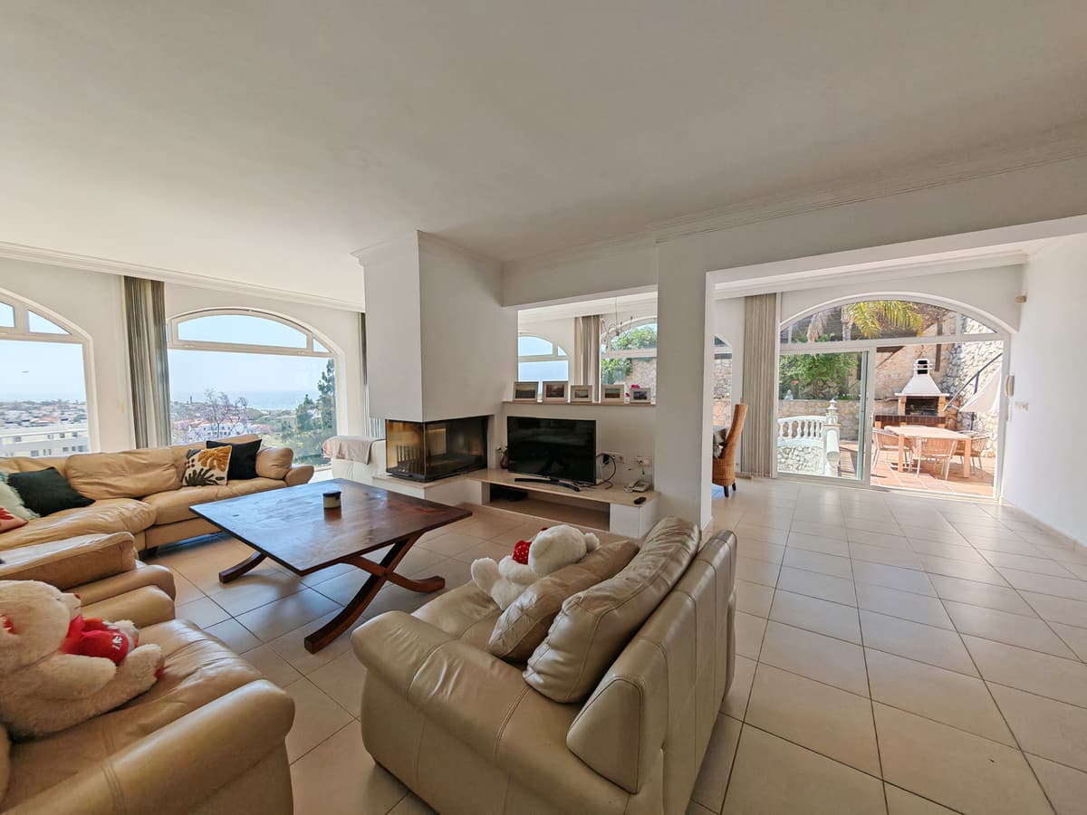 Detached Villa in El Chaparral — photo 4 of 10