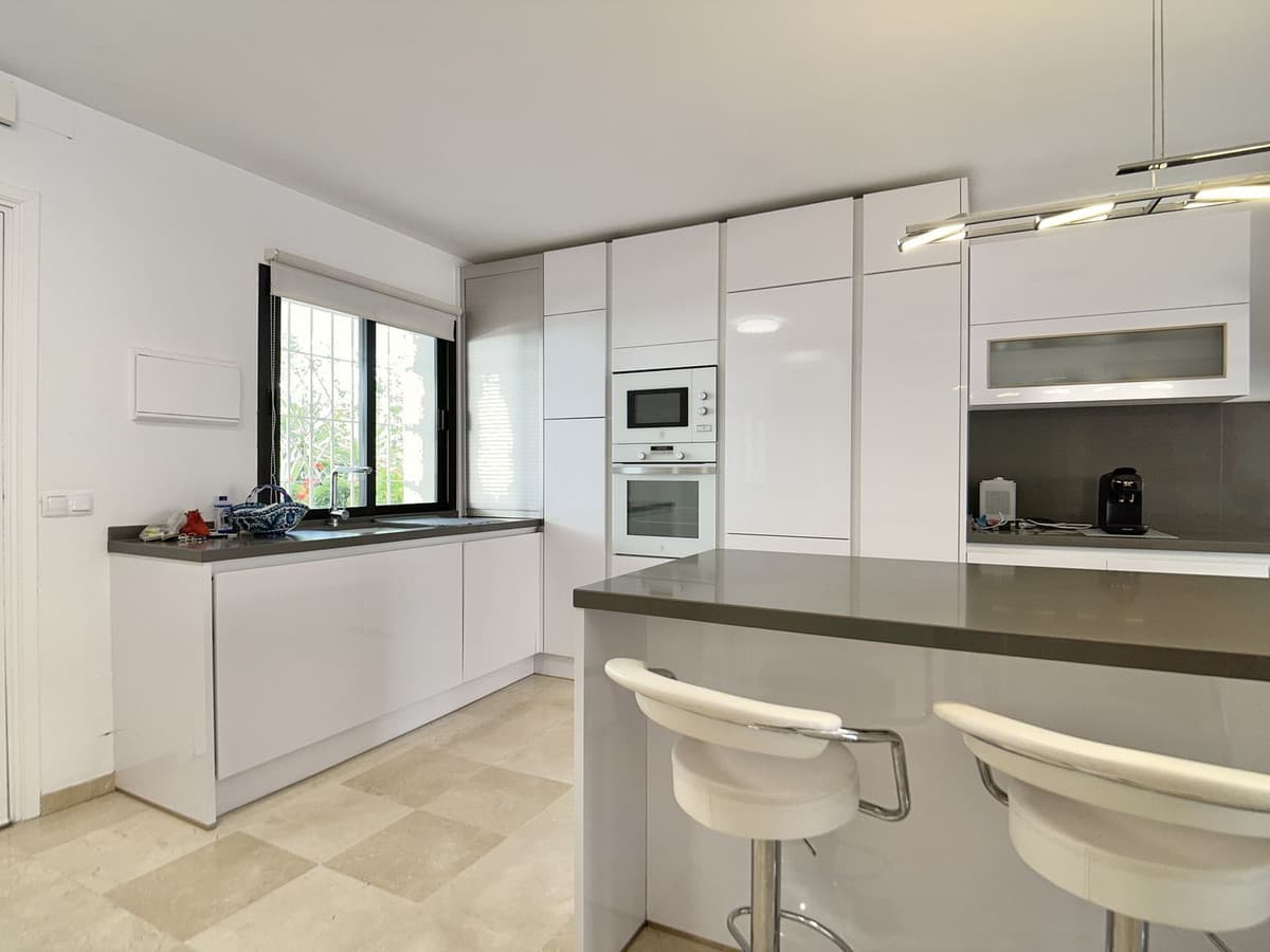 Middle Floor Apartment in Nueva Andalucía — photo 5 of 10