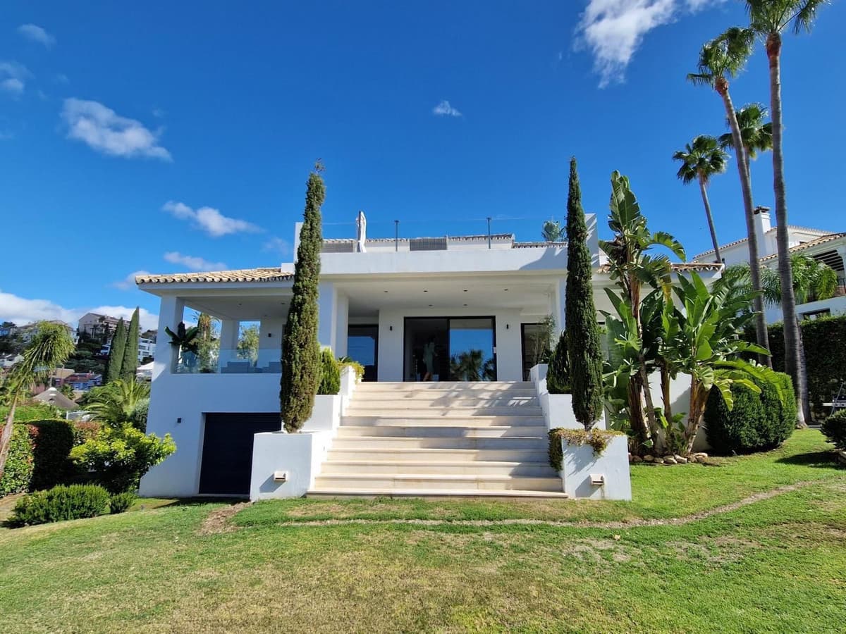 Detached Villa in Nueva Andalucía — photo 1 of 10