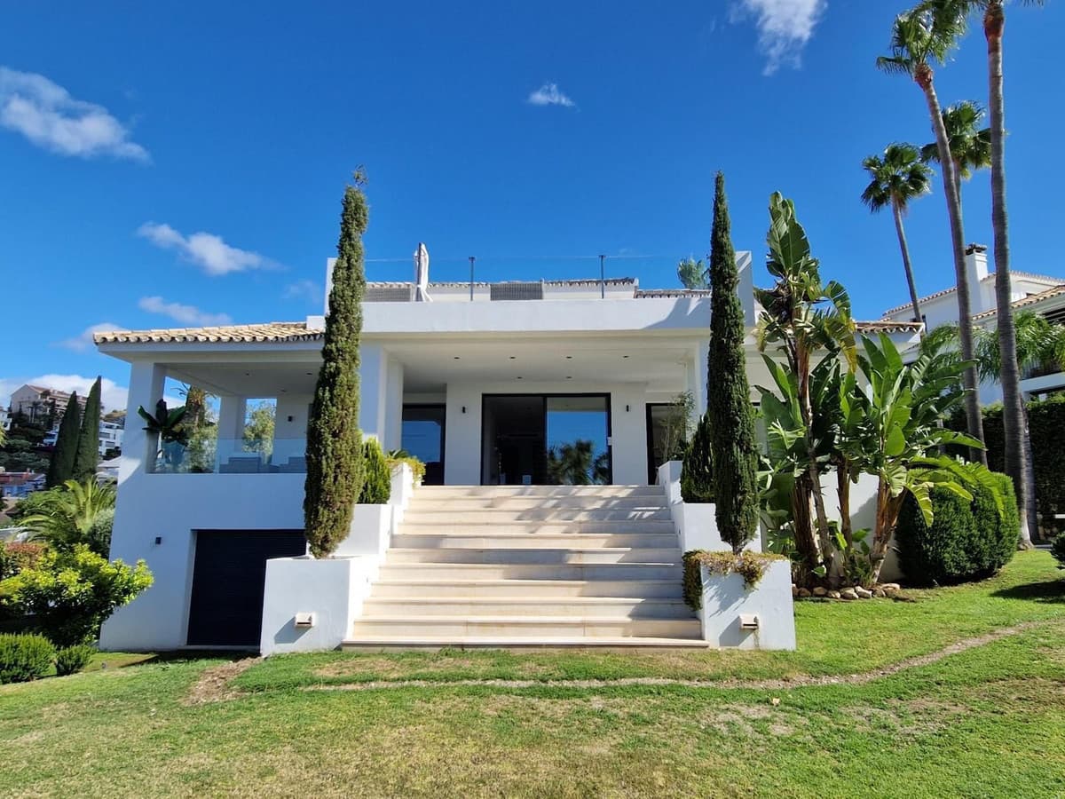 Detached Villa in Nueva Andalucía — photo 2 of 10