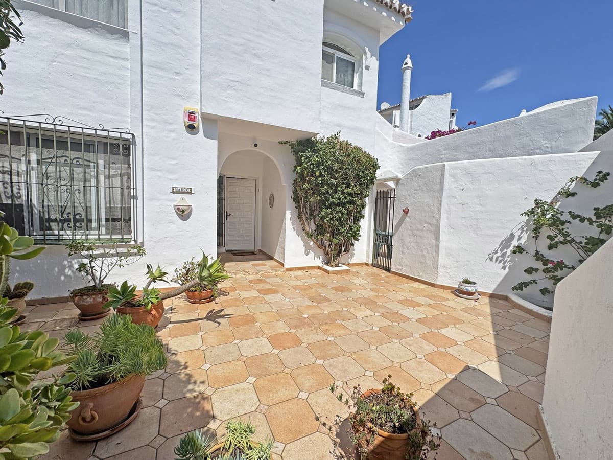 Ground Floor Apartment in Calahonda — photo 3 of 10