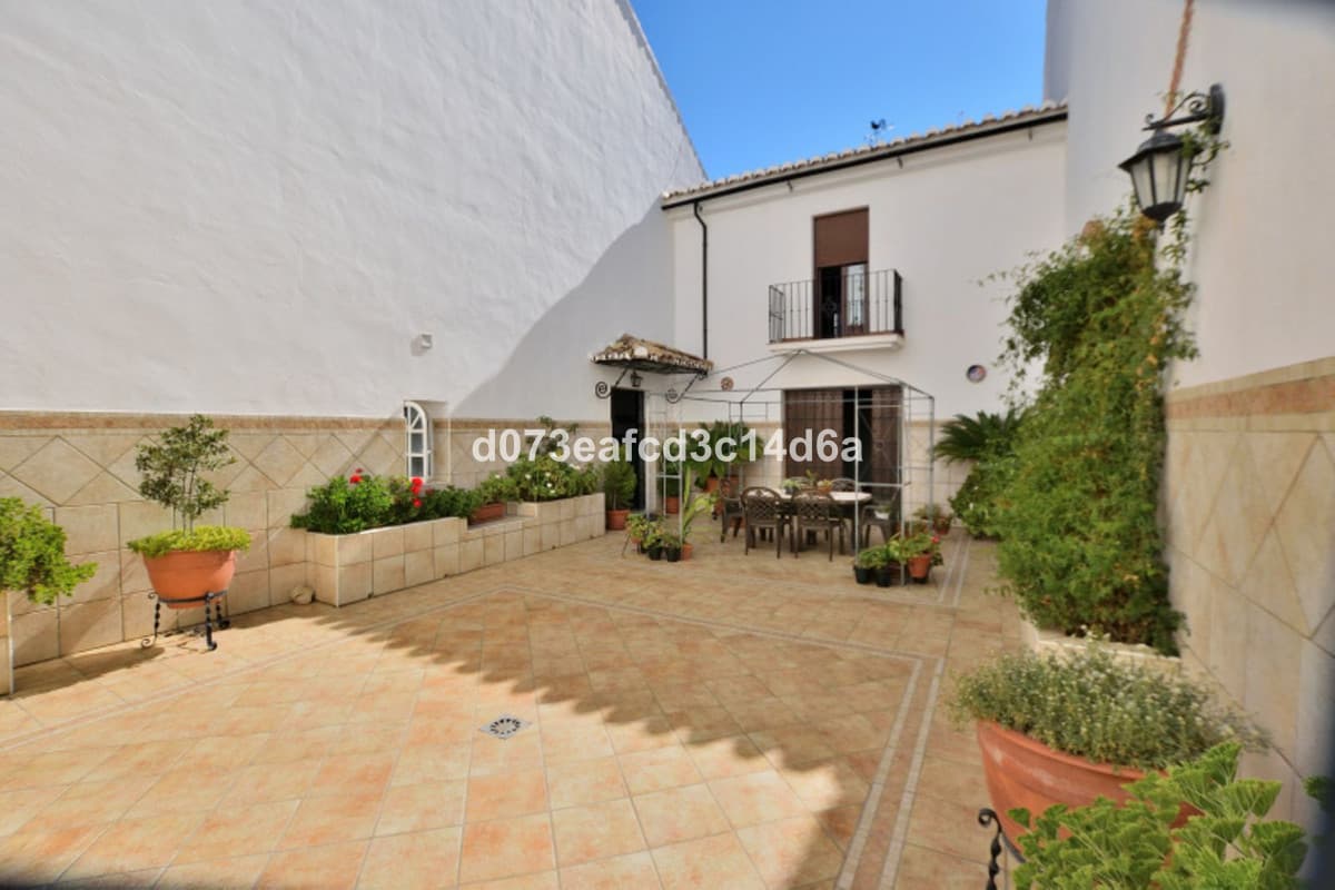 Townhouse in Ronda — photo 1 of 10