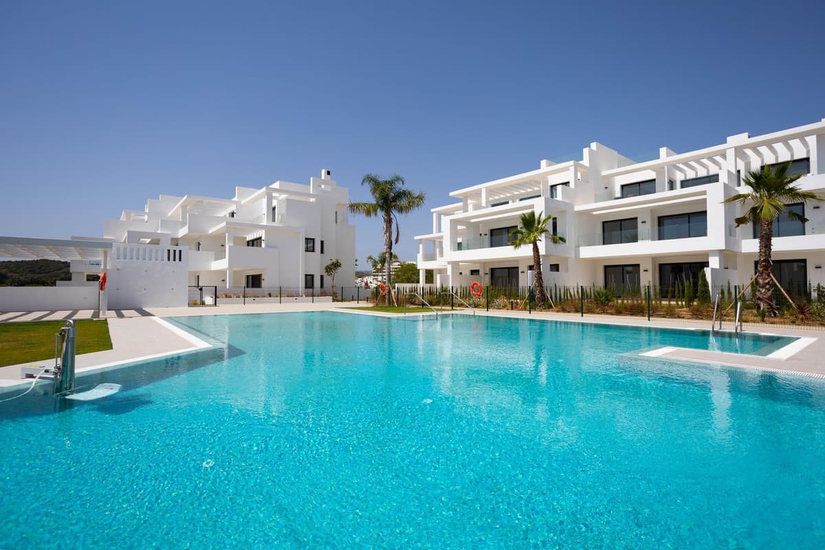 Middle Floor Apartment in Estepona — photo 1 of 10
