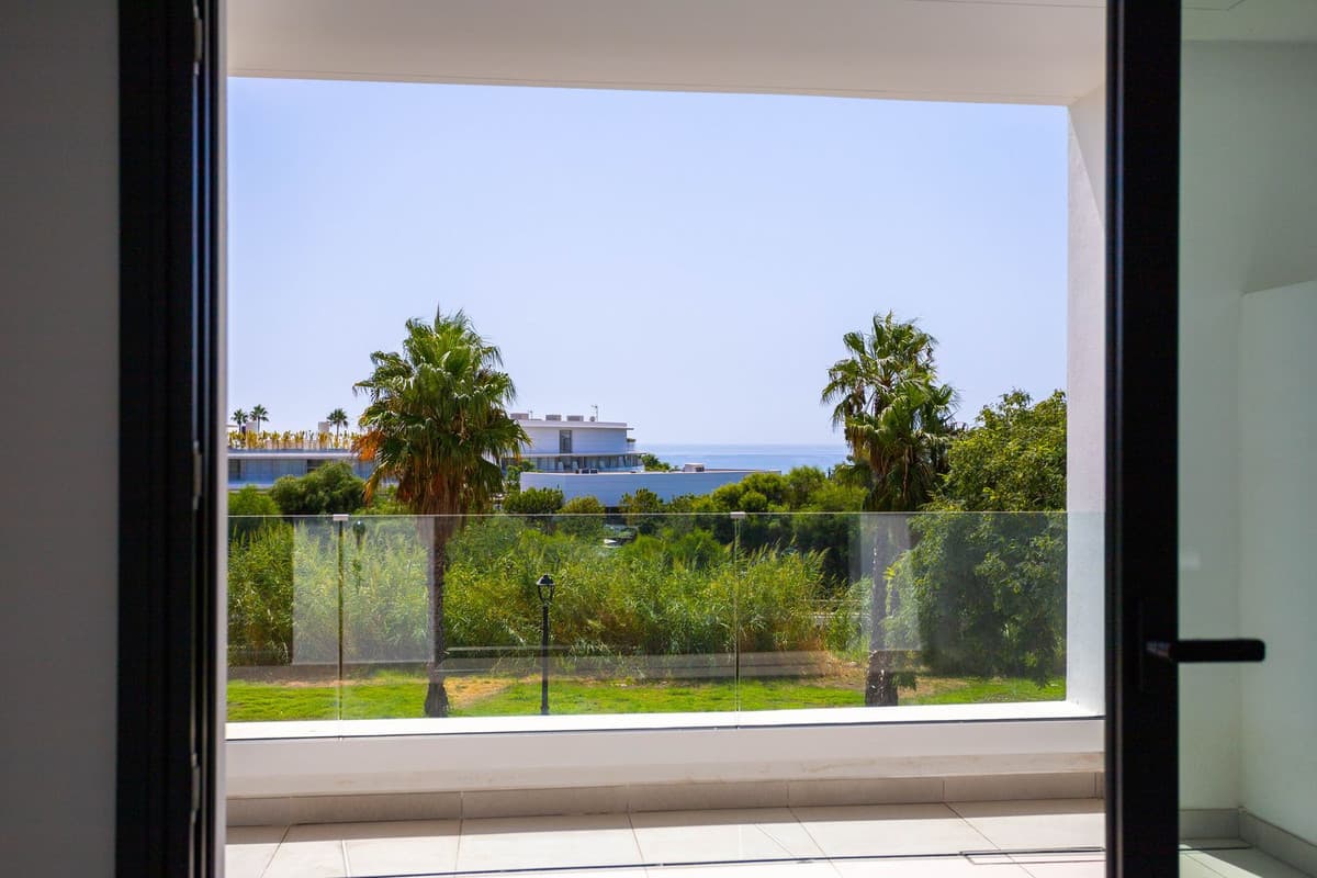 Middle Floor Apartment in Estepona — photo 7 of 10
