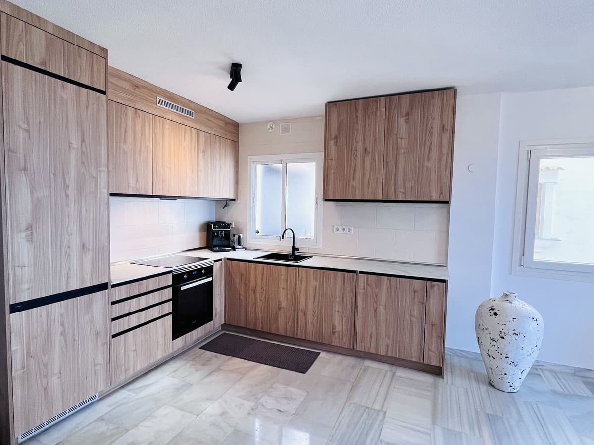 Middle Floor Apartment in Calahonda — photo 3 of 10