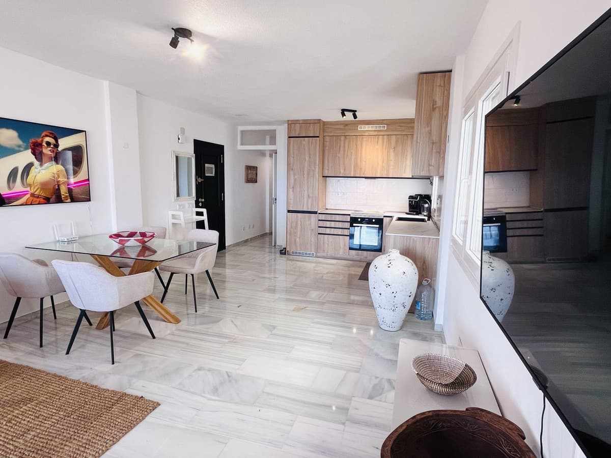 Middle Floor Apartment in Calahonda — photo 9 of 10
