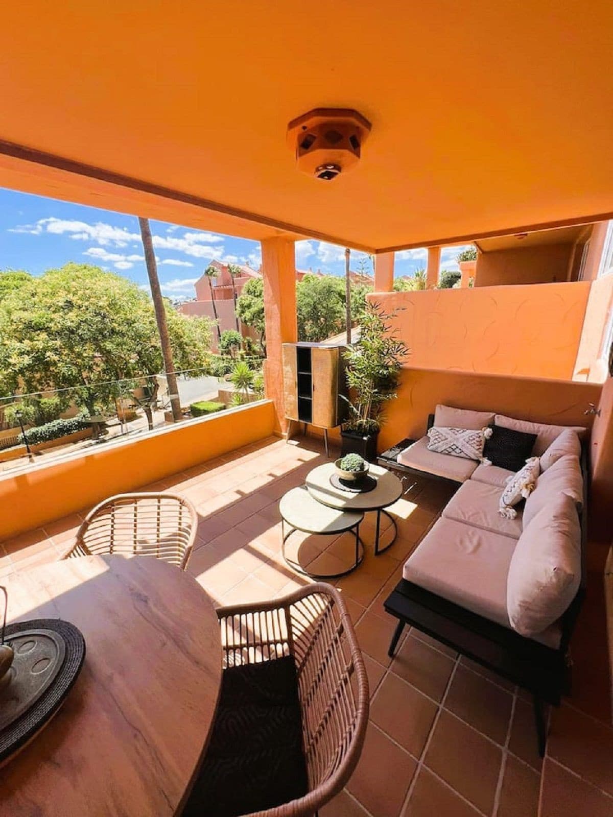 Middle Floor Apartment in Elviria — photo 2 of 10