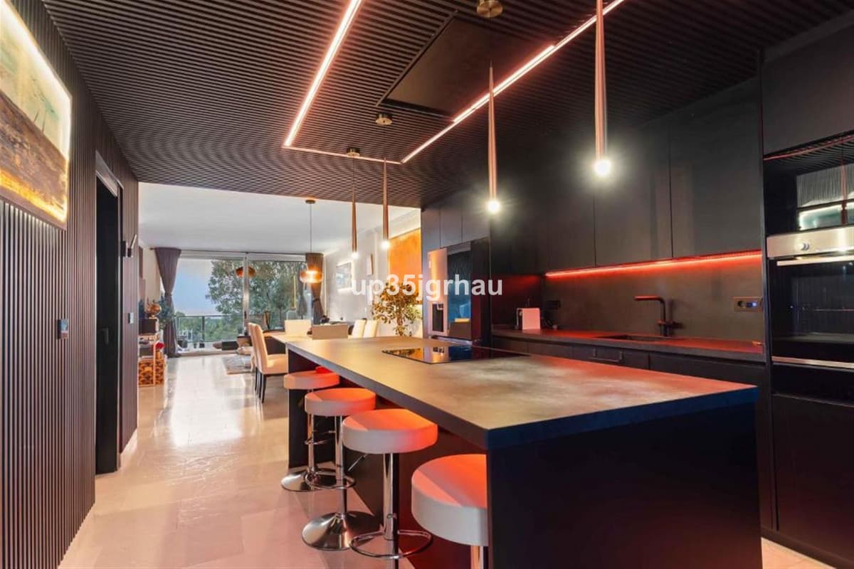 Middle Floor Apartment in Estepona — photo 4 of 10