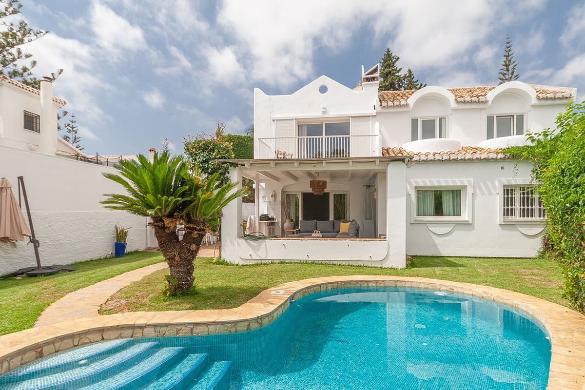 Detached Villa in Elviria — photo 1 of 10