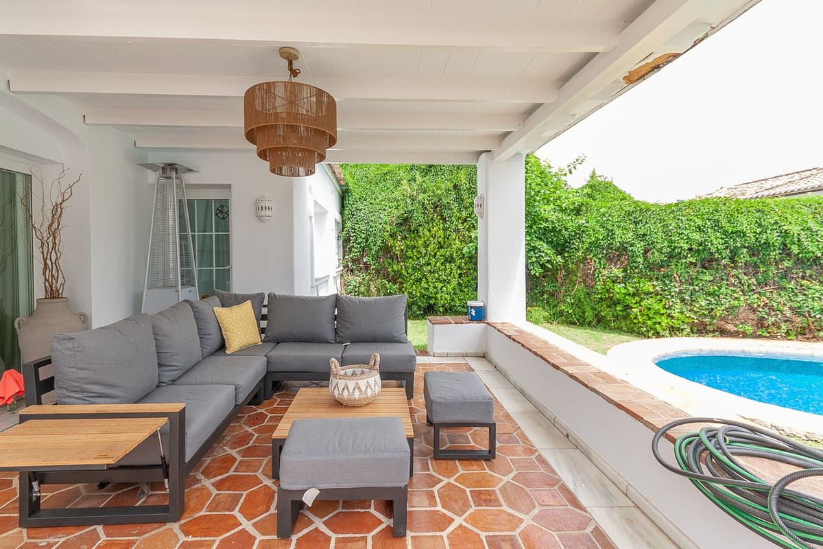 Detached Villa in Elviria — photo 2 of 10