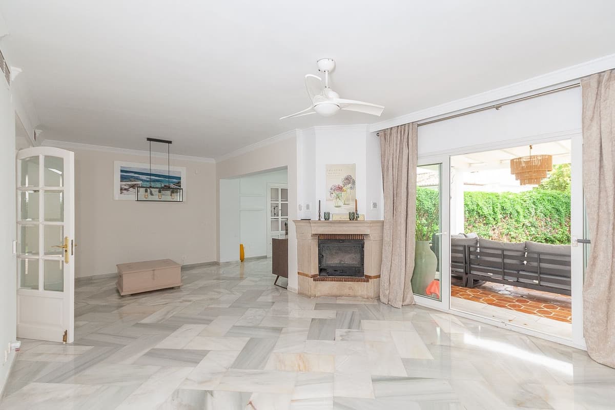 Detached Villa in Elviria — photo 3 of 10