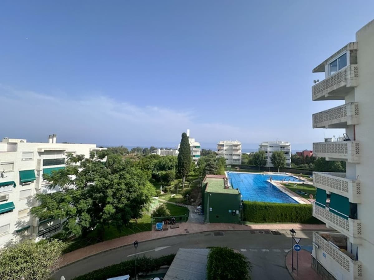 Middle Floor Apartment in Estepona — photo 2 of 10