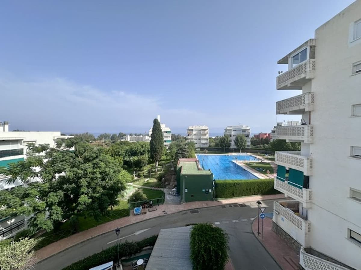 Middle Floor Apartment in Estepona — photo 4 of 10